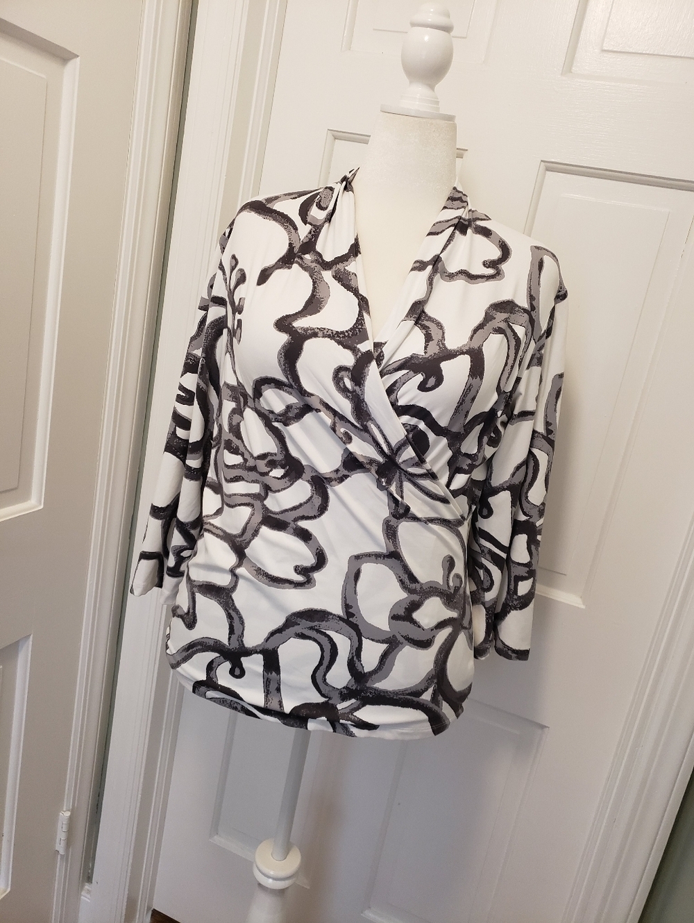 J. McLaughlin Grey & White Swirl Print Faux Wrap Knit Top Size XL, Business Cas.